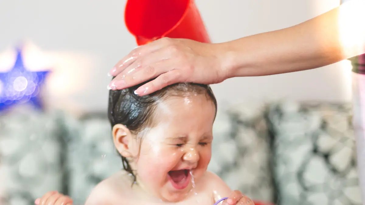Mutter wäscht Kind die Haare