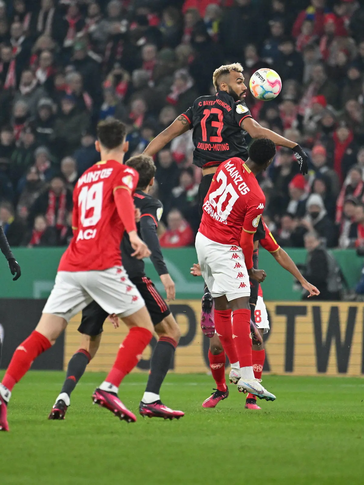 01.02.2023, Rheinland-Pfalz, Mainz: Fußball: DFB-Pokal, FSV Mainz 05 - Bayern München, Achtelfinale in der Mewa Arena, ünchens Eric Maxim Choupo-Moting beim Kopfball. WICHTIGER HINWEIS: Gemäß den Vorgaben der DFL Deutsche Fußball Liga bzw. des DFB Deutscher Fußball-Bund ist es untersagt, in dem Stadion und/oder vom Spiel angefertigte Fotoaufnahmen in Form von Sequenzbildern und/oder videoähnlichen Fotostrecken zu verwerten bzw. verwerten zu lassen. Foto: Torsten Silz/dpa +++ dpa-Bildfunk +++