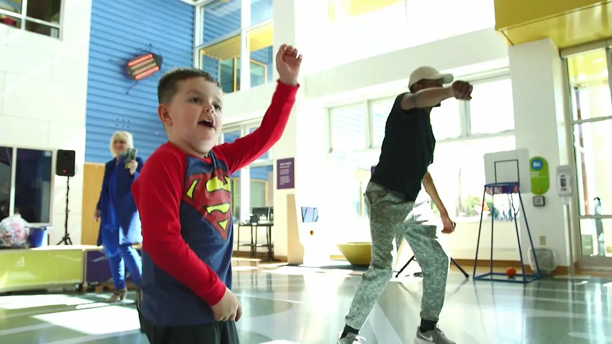 Kranker Jimmy (6) ist ein wahrer Superheld Gute Laune trotz Hirntumor