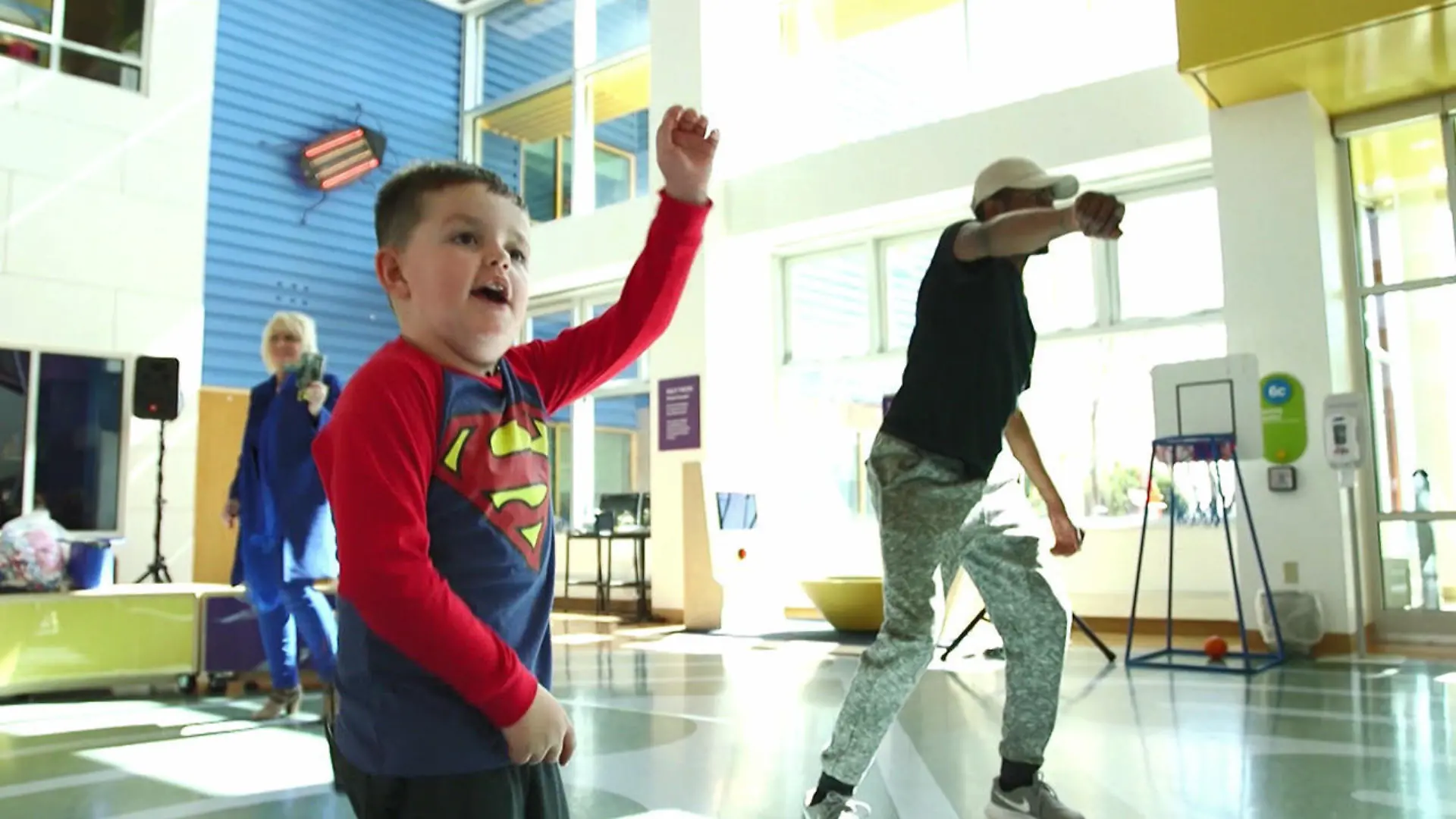 Kranker Jimmy (6) ist ein wahrer Superheld Gute Laune trotz Hirntumor