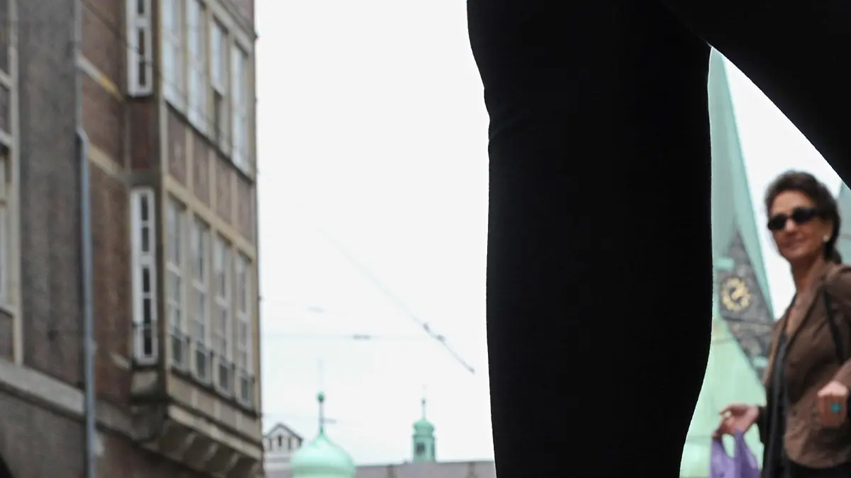 Eine Frau betritt am Dienstag (05.07.2011) die glatte Stahlschiene auf der Obernstraße in der Innenstadt von Bremen. Seit Jahren rutschen Fußgänger immer wieder auf dem blanken Metallstreifen zwischen Straßenbahnschienen und Fußweg aus. Kleine Stahlnoppen sollen die Rutschpartie ein für alle Mal beenden. Foto: Ingo Wagner dpa/lni (Zu lni 0441 vom 05.07.2011) | Verwendung weltweit