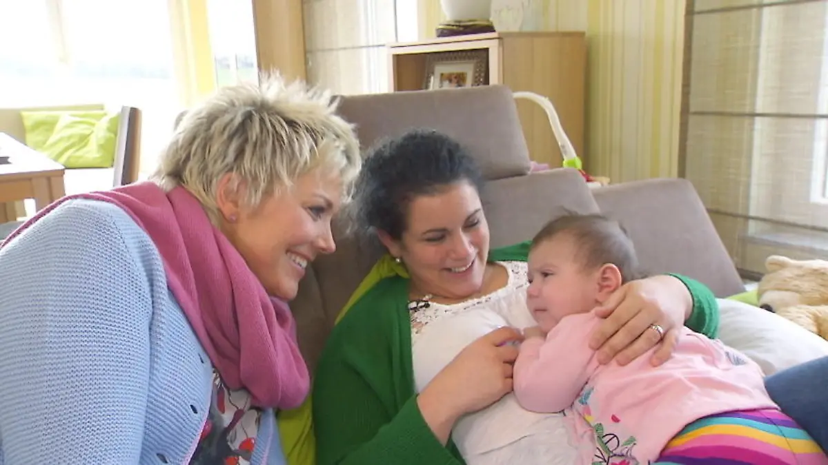 Inka Bause besucht die kleine Charlotte Ostern im Zeichen der Liebe