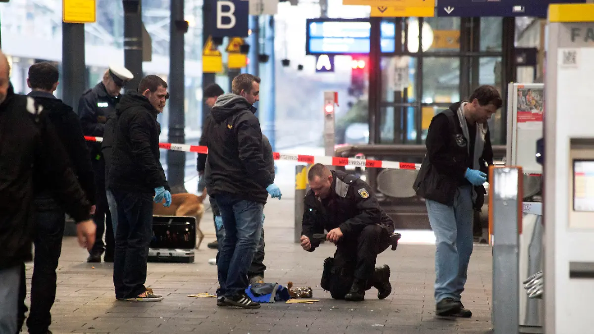 Polizisten untersuchen am 10.12.2012 am Hauptbahnhof in Bonn (Nordrhein-Westfalen) Reste einer Tasche. Zuvor war eine verdächtige Tasche gezielt gesprengt worden. Wie die Polizei mitteilte, hatte ein Mann die herrenlose Tasche an einem Gleis entdeckt und die Beamten alarmiert. Daraufhin wurde zunächst ein kleinerer Teil des Bahnhofs abgesperrt und die Tasche mit einem Wassergewehr beschossen. Nach ersten Polizeiangaben handelte es sich um eine funktionstüchtige Rohrbombe. Foto: Meike Böschemeyer/dpa  +++(c) dpa - Bildfunk+++