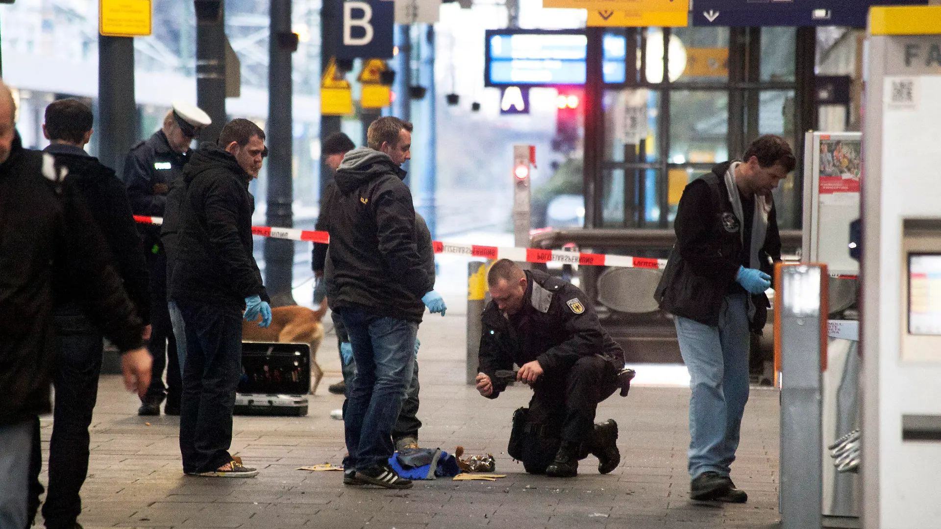 Polizisten untersuchen am 10.12.2012 am Hauptbahnhof in Bonn (Nordrhein-Westfalen) Reste einer Tasche. Zuvor war eine verdächtige Tasche gezielt gesprengt worden. Wie die Polizei mitteilte, hatte ein Mann die herrenlose Tasche an einem Gleis entdeckt und die Beamten alarmiert. Daraufhin wurde zunächst ein kleinerer Teil des Bahnhofs abgesperrt und die Tasche mit einem Wassergewehr beschossen. Nach ersten Polizeiangaben handelte es sich um eine funktionstüchtige Rohrbombe. Foto: Meike Böschemeyer/dpa +++(c) dpa - Bildfunk+++