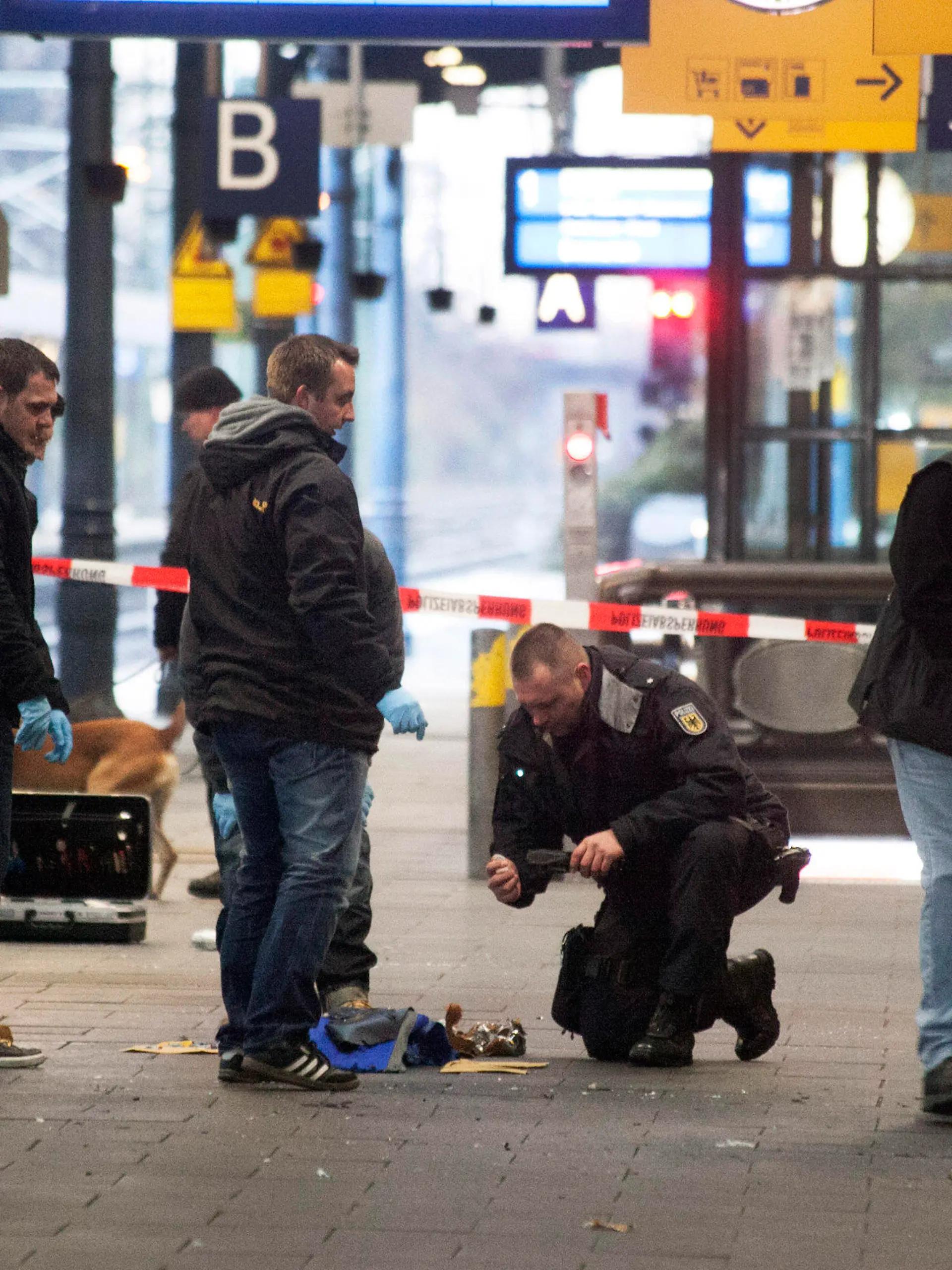 Polizisten untersuchen am 10.12.2012 am Hauptbahnhof in Bonn (Nordrhein-Westfalen) Reste einer Tasche. Zuvor war eine verdächtige Tasche gezielt gesprengt worden. Wie die Polizei mitteilte, hatte ein Mann die herrenlose Tasche an einem Gleis entdeckt und die Beamten alarmiert. Daraufhin wurde zunächst ein kleinerer Teil des Bahnhofs abgesperrt und die Tasche mit einem Wassergewehr beschossen. Nach ersten Polizeiangaben handelte es sich um eine funktionstüchtige Rohrbombe. Foto: Meike Böschemeyer/dpa  +++(c) dpa - Bildfunk+++