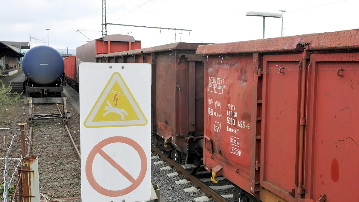 Ein Schild warnt am Samstag (10.04.2010) im alten Bahnhof von Kassel-Bettenhausen vor Stromschlag aus der Oberleitung. Beim Herumklettern auf einem der Güterwagen sind zwei junge Männer von einem Stromschlag aus der Oberleitung getötet worden. Der 18- und der 19-Jährige seien am Samstagmorgen im Stadtteil Bettenhausen aus einer Diskothek gekommen und auf den Wagen eines in der Nähe abgestellten Güterzuges gestiegen, sagte ein Sprecher der Bundespolizei. Foto: Uwe Zucchi dpa/lhe (zu lhe-Meldung lhe 7104 vom 10.04.) +++(c) dpa - Bildfunk+++
