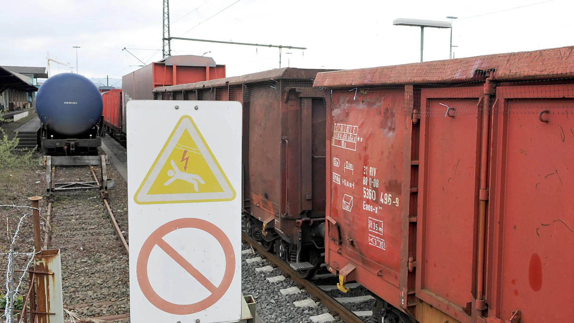 Ein Schild warnt am Samstag (10.04.2010) im alten Bahnhof von Kassel-Bettenhausen vor Stromschlag aus der Oberleitung. Beim Herumklettern auf einem der Güterwagen sind zwei junge Männer von einem Stromschlag aus der Oberleitung getötet worden. Der 18- und der 19-Jährige seien am Samstagmorgen im Stadtteil Bettenhausen aus einer Diskothek gekommen und auf den Wagen eines in der Nähe abgestellten Güterzuges gestiegen, sagte ein Sprecher der Bundespolizei. Foto: Uwe Zucchi dpa/lhe (zu lhe-Meldung lhe 7104 vom 10.04.) +++(c) dpa - Bildfunk+++