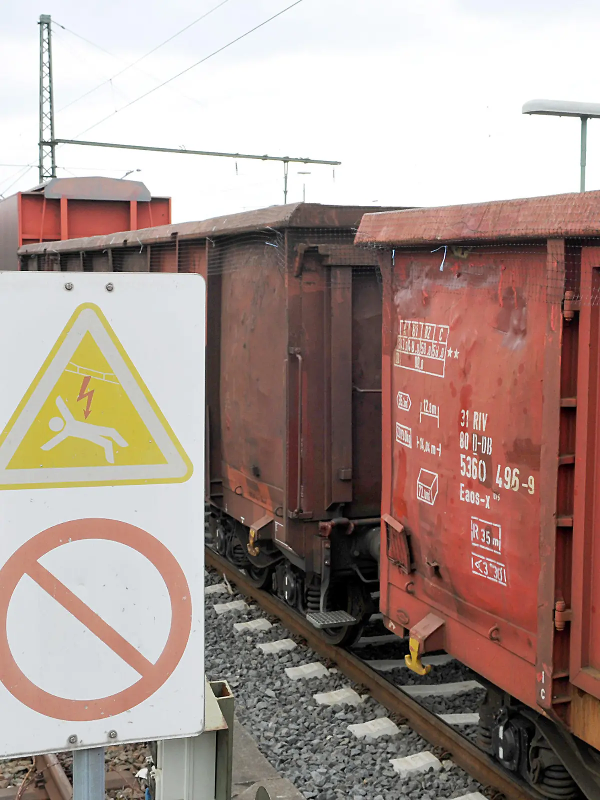 Ein Schild warnt am Samstag (10.04.2010) im alten Bahnhof von Kassel-Bettenhausen vor Stromschlag aus der Oberleitung. Beim Herumklettern auf einem der Güterwagen sind zwei junge Männer von einem Stromschlag aus der Oberleitung getötet worden. Der 18- und der 19-Jährige seien am Samstagmorgen im Stadtteil Bettenhausen aus einer Diskothek gekommen und auf den Wagen eines in der Nähe abgestellten Güterzuges gestiegen, sagte ein Sprecher der Bundespolizei. Foto: Uwe Zucchi dpa/lhe (zu lhe-Meldung lhe 7104 vom 10.04.)  +++(c) dpa - Bildfunk+++