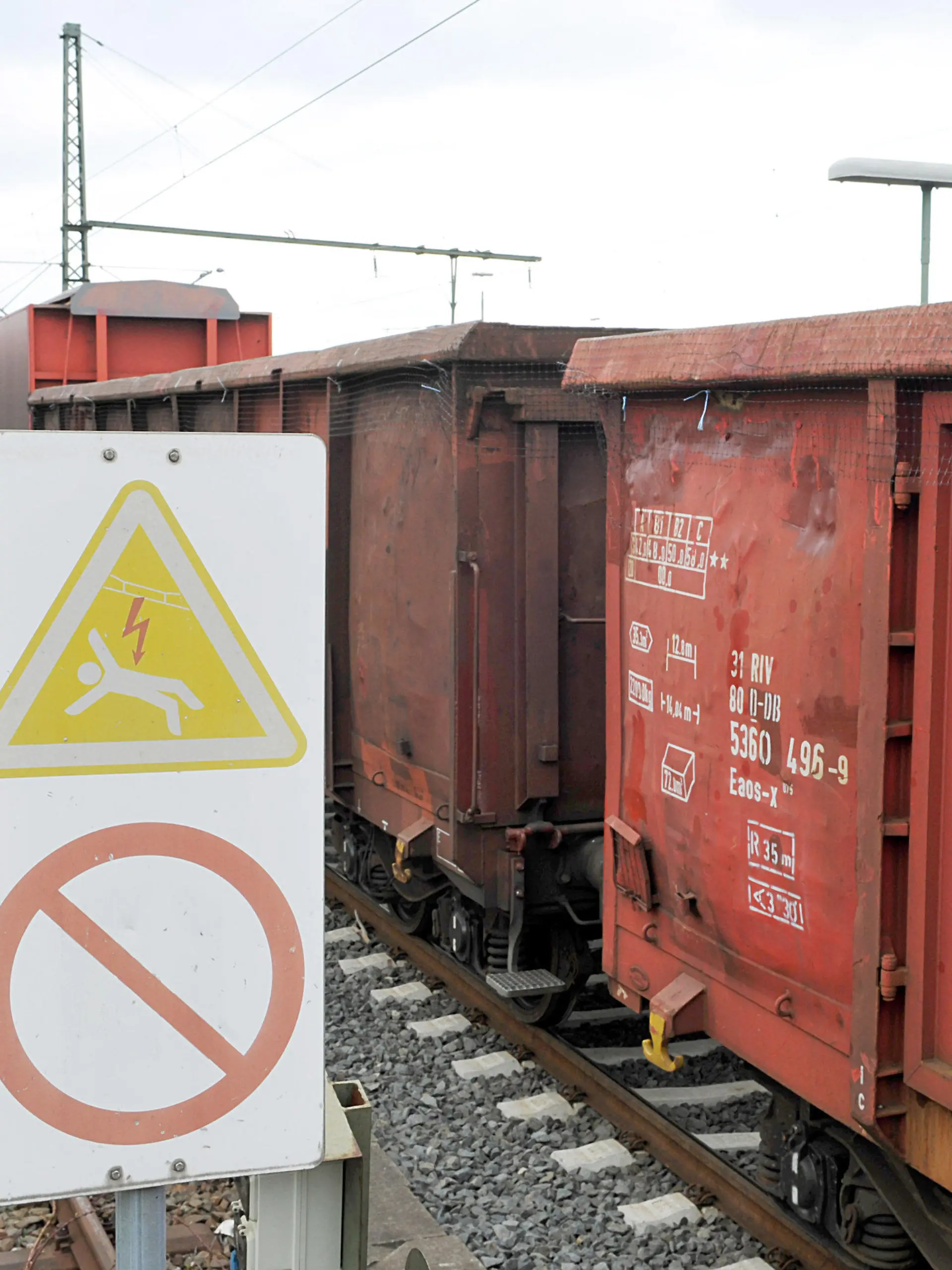 Ein Schild warnt am Samstag (10.04.2010) im alten Bahnhof von Kassel-Bettenhausen vor Stromschlag aus der Oberleitung. Beim Herumklettern auf einem der Güterwagen sind zwei junge Männer von einem Stromschlag aus der Oberleitung getötet worden. Der 18- und der 19-Jährige seien am Samstagmorgen im Stadtteil Bettenhausen aus einer Diskothek gekommen und auf den Wagen eines in der Nähe abgestellten Güterzuges gestiegen, sagte ein Sprecher der Bundespolizei. Foto: Uwe Zucchi dpa/lhe (zu lhe-Meldung lhe 7104 vom 10.04.)  +++(c) dpa - Bildfunk+++