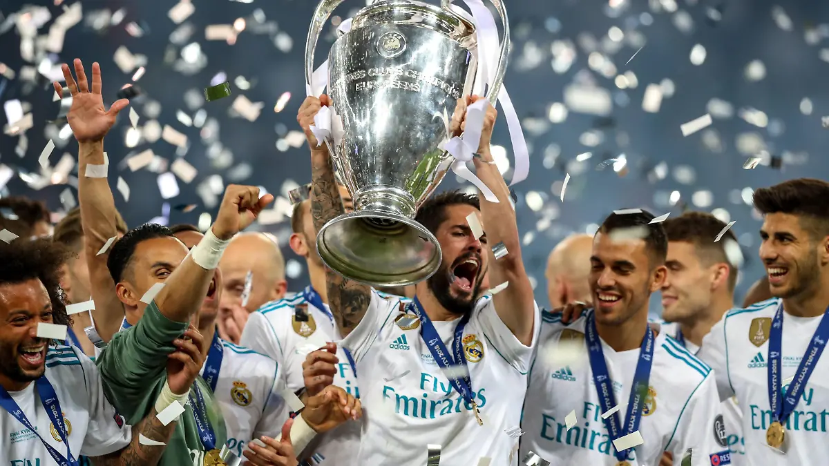 26th May 2018, Kiev Olympic Stadium, Kiev, Ukraine; UEFA Champions League Final, Real Madrid versus Liverpool; Isco of Real Madrid and his team mates celebrate lifting the trophy PUBLICATIONxINxGERxSUIxAUTxHUNxSWExNORxDENxFINxONLY ActionPlus12029477 StevexFeeney  