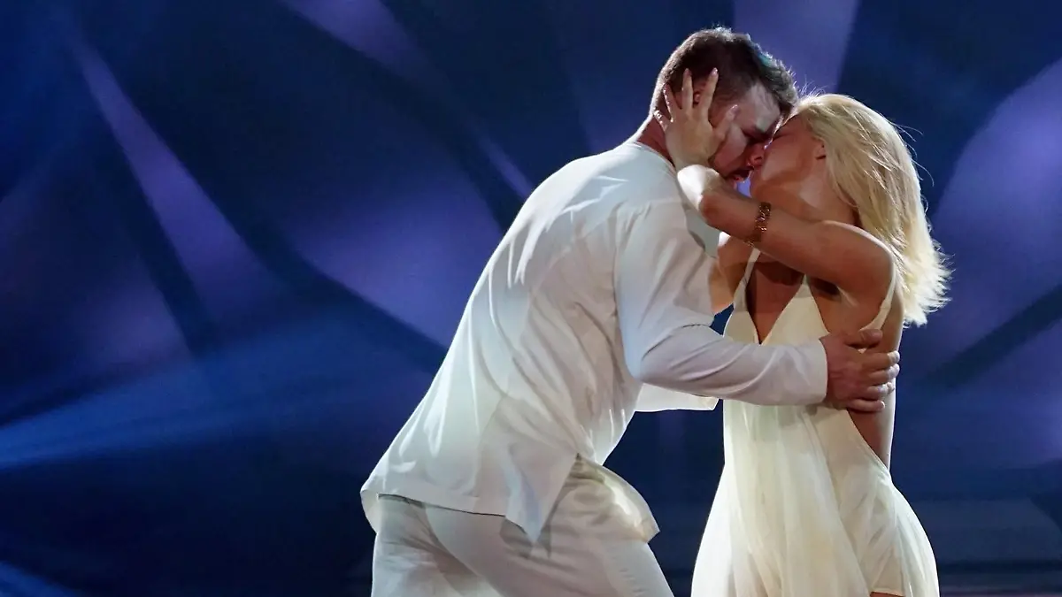 Heinrich Popow und Kathrin Menzinger
Verwendung der Bilder für Online-Medien ausschließlich mit folgender Verlinkung:"Alle Infos zu "Let´s Dance" im Special bei RTL.de: http://www.rtl.de/cms/sendungen/lets-dance.html
