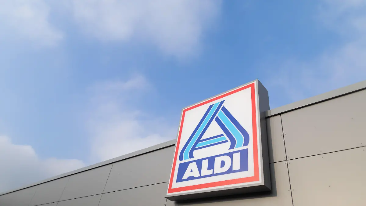 ARCHIV - 09.12.2020, Nordrhein-Westfalen, Essen: Blick auf ein Firmen-Logo am «neuen ältesten Aldi Markt». Der jahrelange Familienstreit bei Aldi Nord ist zu Ende. (zu dpa: «Aldi-Nord-Eigentümer legen Familienstreit bei») Foto: Rolf Vennenbernd/dpa +++ dpa-Bildfunk +++