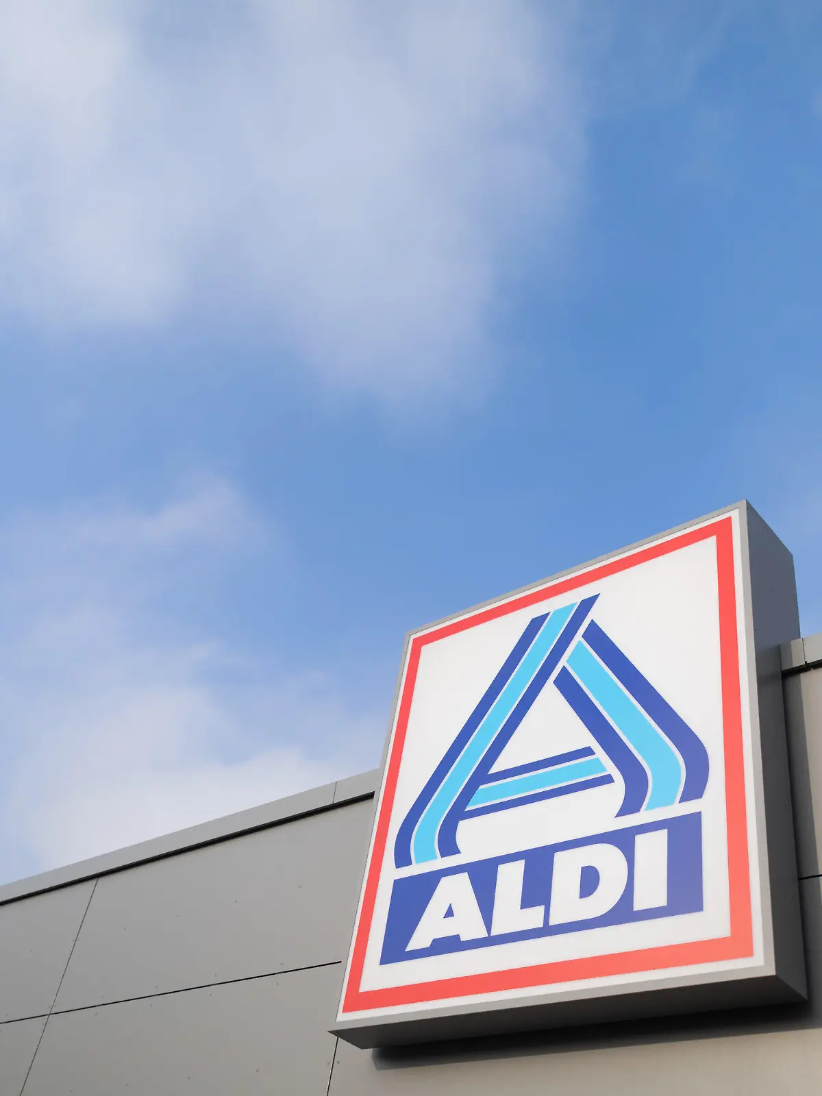 ARCHIV - 09.12.2020, Nordrhein-Westfalen, Essen: Blick auf ein Firmen-Logo am «neuen ältesten Aldi Markt». Der jahrelange Familienstreit bei Aldi Nord ist zu Ende. (zu dpa: «Aldi-Nord-Eigentümer legen Familienstreit bei») Foto: Rolf Vennenbernd/dpa +++ dpa-Bildfunk +++
