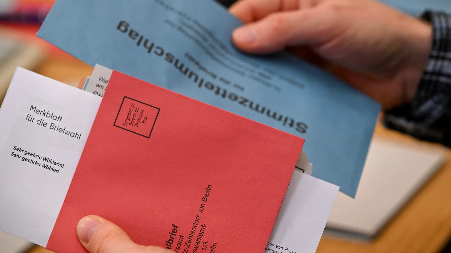 ARCHIV - 04.01.2023, Berlin: Eine Person hält Wahlunterlagen zur Briefwahl für die Wiederholungswahlen in Berlin in der Hand. Das Bundesverfassungsgericht veröffentlicht morgen seine dringend erwartete Eilentscheidung zur Berliner Abgeordnetenhaus-Wahl am 12. Februar. (zu dpa «Karlsruhe vor Eilentscheidung zu Berliner Wiederholungswahl») Foto: Jens Kalaene/dpa +++ dpa-Bildfunk +++