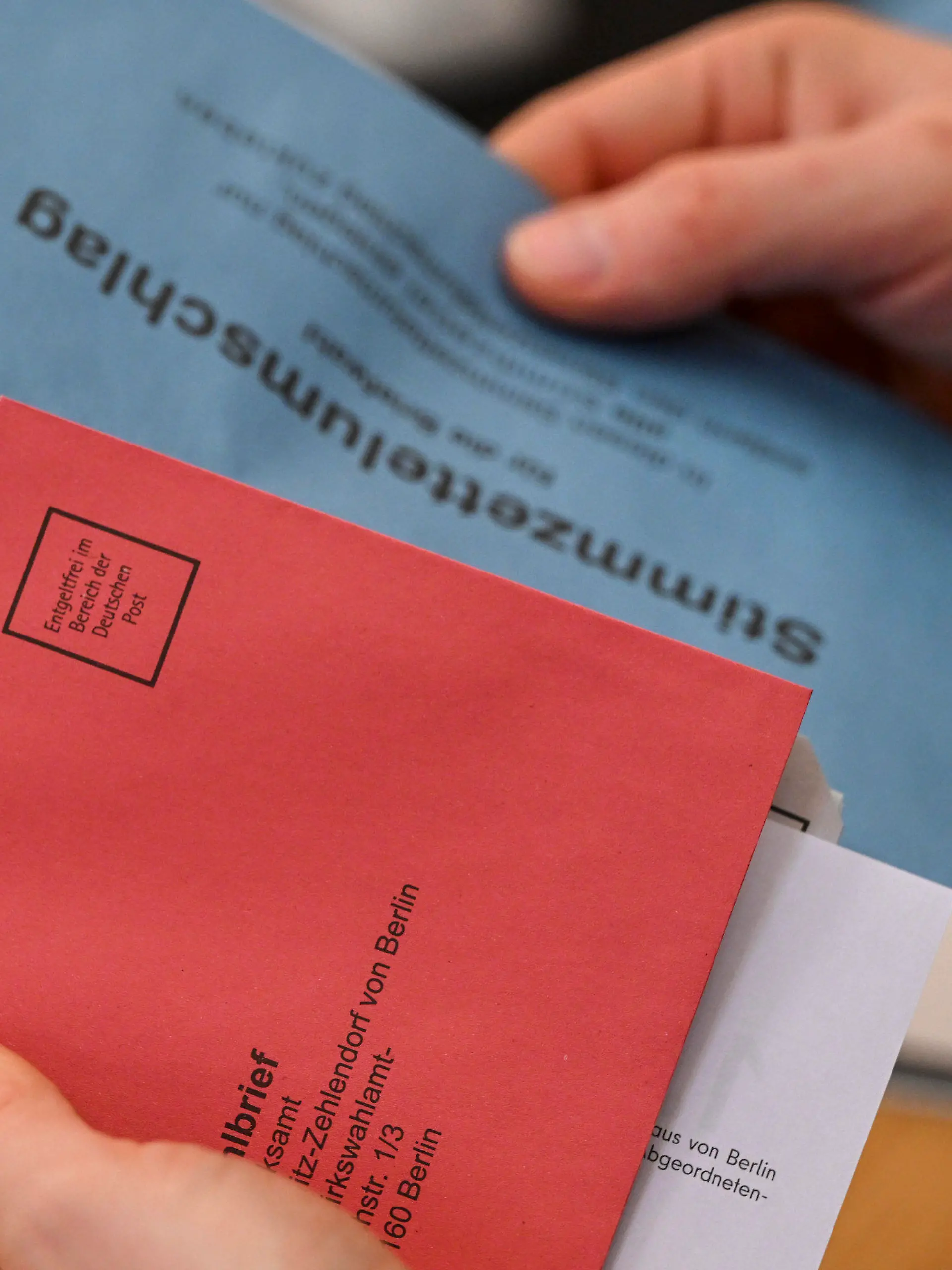 ARCHIV - 04.01.2023, Berlin: Eine Person hält Wahlunterlagen zur Briefwahl für die Wiederholungswahlen in Berlin in der Hand. Das Bundesverfassungsgericht veröffentlicht morgen seine dringend erwartete Eilentscheidung zur Berliner Abgeordnetenhaus-Wahl am 12. Februar. (zu dpa «Karlsruhe vor Eilentscheidung zu Berliner Wiederholungswahl») Foto: Jens Kalaene/dpa +++ dpa-Bildfunk +++