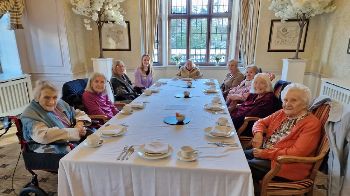 SONDERKONDITIONEN: Satzpreis!
Olive Westerman enjoys special birthday afternoon tea to mark 100th in style. See SWNS story SWMRstrangemen. A 100-year-old woman said the secret to a long and happy life is "not speaking to strange men". Olive Westerman travelled the world with husband Sam, a writer and travel clerk, and lived in Singapore for three years. The pair didn't have children and spent their days travelling the world. She worked as a nursery nurse and said being around children has also kept her young at heart. The 100-year-old celebrated her landmark birthday with an afternoon tea with fellow care home residents.
is she a mum, gran, great great (great great gran?) of how many of each?
SWMRstrangemen by Lydia Patrick
A 100-year-old woman said the secret to a long and happy life is "not speaking to strange men".
Olive Westerman travelled the world with husband Sam, a writer and travel clerk, and lived in Singapore for three years.
She worked as a nursery nurse and said being around children has also kept her young at heart.
The great-gran? celebrated her landmark birthday with an afternoon tea with fellow care home residents.
Staff carried on the tradition her late husband Sam started by gifting her a bottle of Estee Lauder perfume for the big day.
Olive from South Kirby, West Yorkshire said: "Avoid talking to strange men and you?ll be just fine.
"I think that the best advice I could give is simply to be happy and content to be alive, and to make the most of what you have.
"Over the years I have spent a lot of time working with children, and this will certainly help to keep you young at heart!
"I actually can?t believe I?m now 100, but it feels amazing.
"I was absolutely thrilled to receive a card from King Charles and Camilla."
Olive turned 100 on 16 January 2022 at Deewater Grange residential home in Chester and enjoyed a high tea at Inglewood Manor.
The centenarian is well known at the home for her sense of humour and love of travelling.
She said: "I have spent some time living overseas and my favourite place to live was Singapore - I loved it there.
"It was such an interesting and exciting place to be, and so different from England."
Olive added: "Me and my husband met at the local church we used to attend every Sunday.
"We got chatting one day after mass and we hit it off immediately.
"What I loved about him most was his kind and gentle nature, and the fact he was always trying to help others." / action press