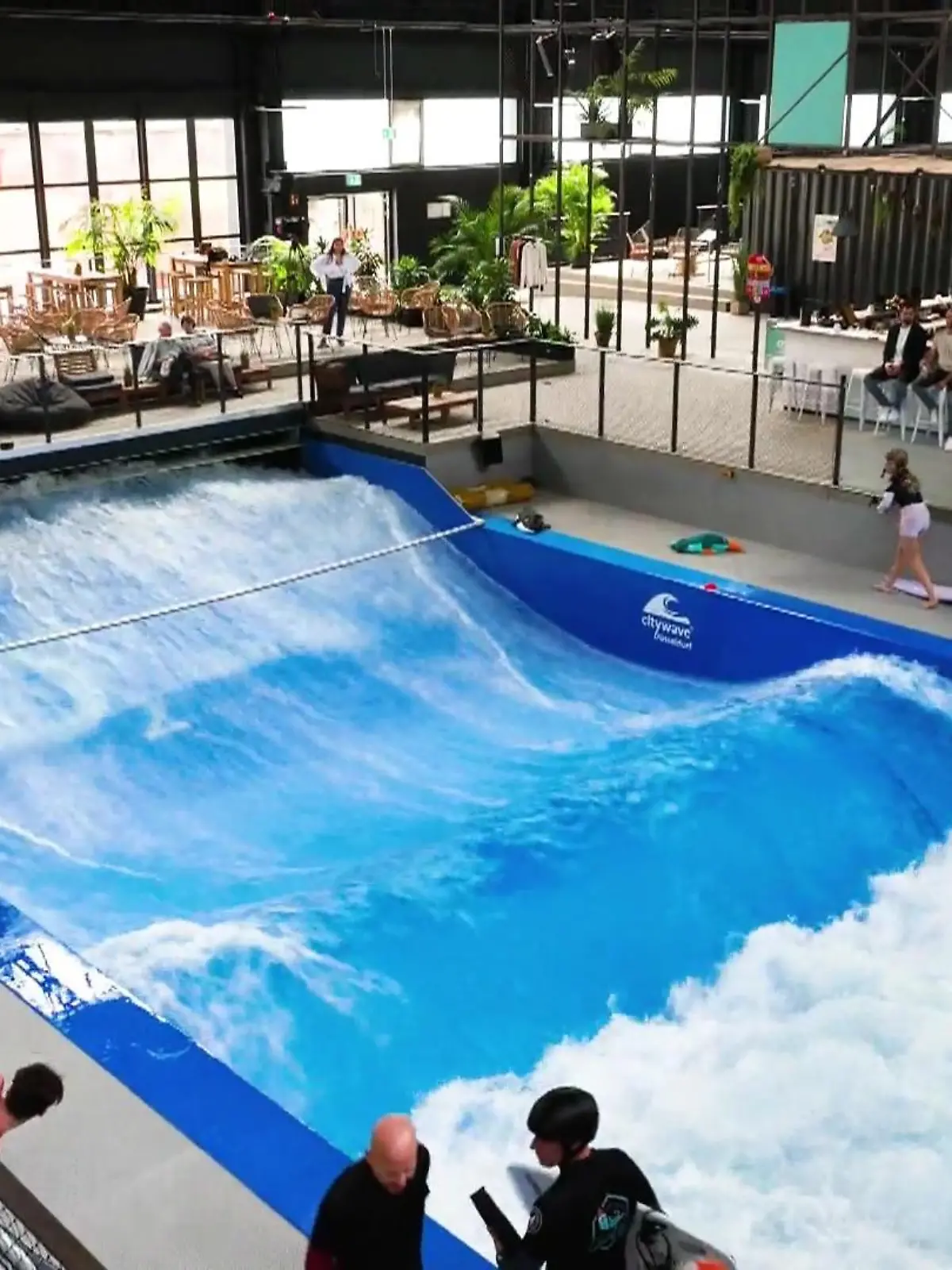 Bild zu: "Größte Indoor-Surfwelle in Düsseldorf"