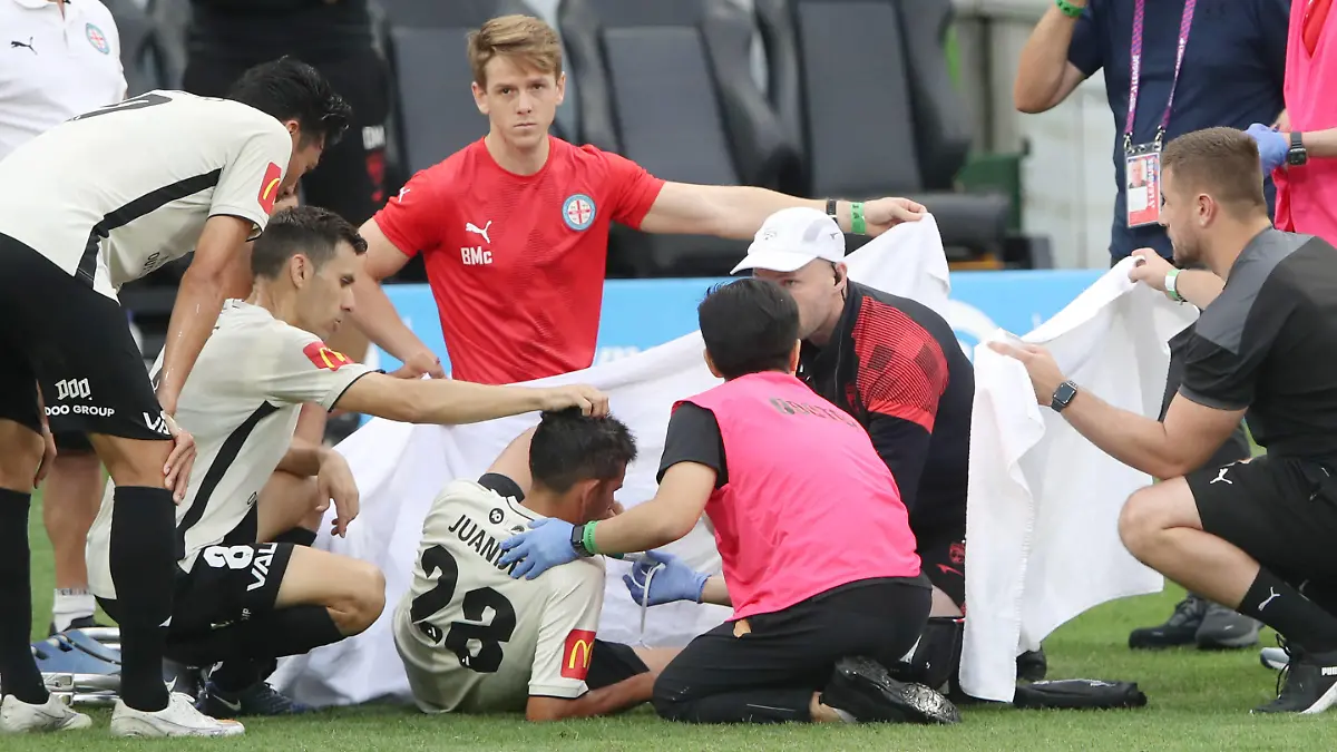 ALEAGUE CITY ADELAIDE, Adelaide United players react after Juande for United goes down injured during the A-League Men s soccer match between Melbourne City and Adelaide United at AAMI Park in Melbourne, Sunday, January 29, 2023. ACHTUNG: NUR REDAKTIONELLE NUTZUNG, KEINE ARCHIVIERUNG UND KEINE BUCHNUTZUNG MELBOURNE VICTORIA AUSTRALIA PUBLICATIONxINxGERxSUIxAUTxONLY Copyright: xDAVIDxCROSLINGx 20230129001757849176