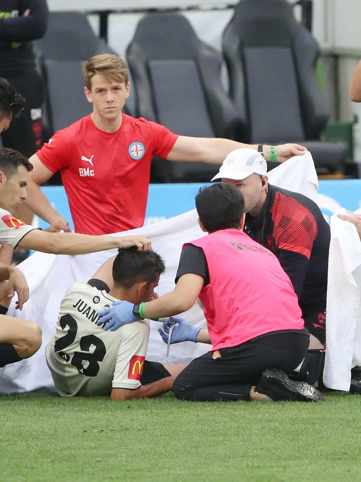 ALEAGUE CITY ADELAIDE, Adelaide United players react after Juande for United goes down injured during the A-League Men s soccer match between Melbourne City and Adelaide United at AAMI Park in Melbourne, Sunday, January 29, 2023.  ACHTUNG: NUR REDAKTIONELLE NUTZUNG, KEINE ARCHIVIERUNG UND KEINE BUCHNUTZUNG MELBOURNE VICTORIA AUSTRALIA PUBLICATIONxINxGERxSUIxAUTxONLY Copyright: xDAVIDxCROSLINGx 20230129001757849176