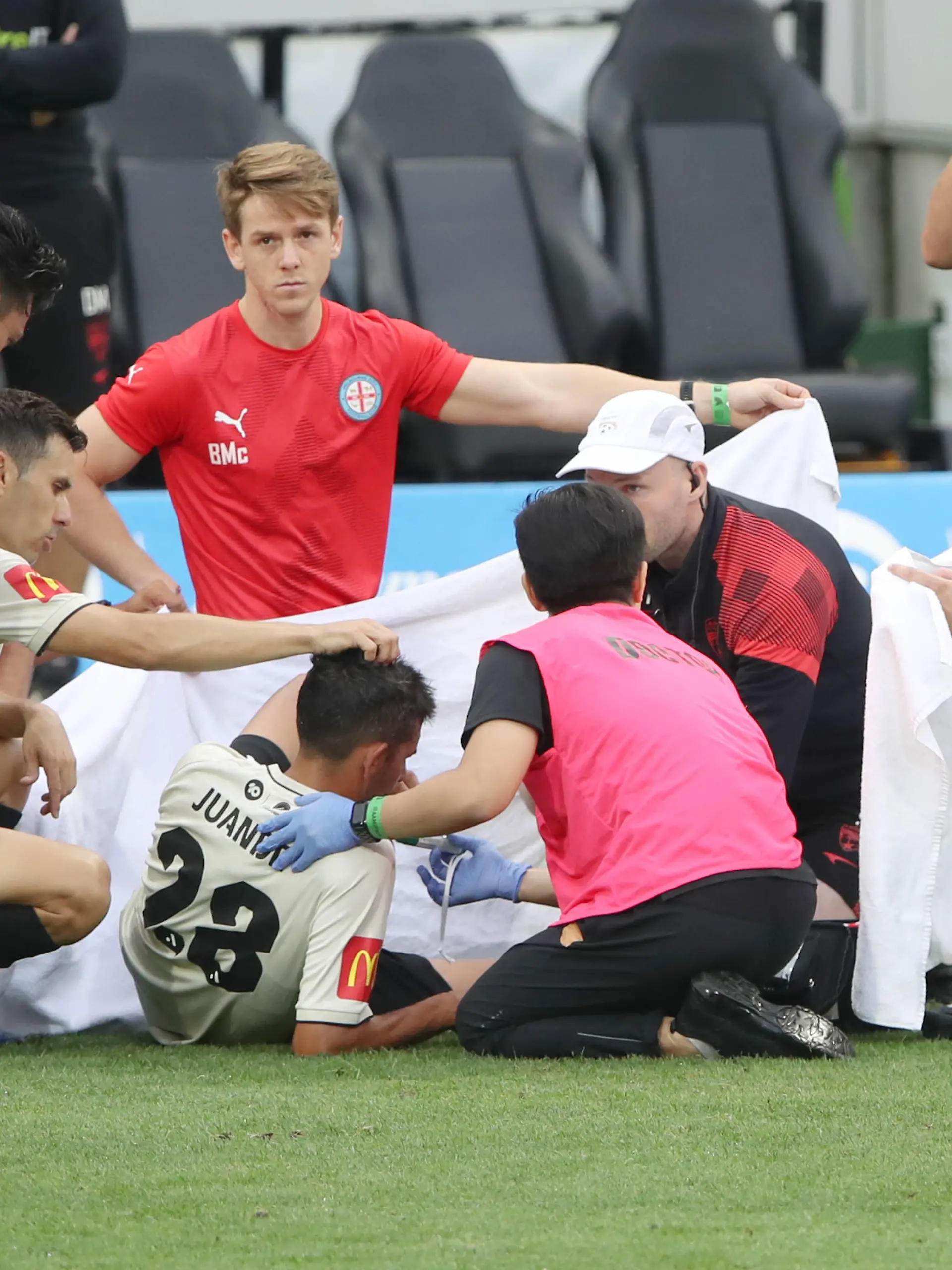 ALEAGUE CITY ADELAIDE, Adelaide United players react after Juande for United goes down injured during the A-League Men s soccer match between Melbourne City and Adelaide United at AAMI Park in Melbourne, Sunday, January 29, 2023.  ACHTUNG: NUR REDAKTIONELLE NUTZUNG, KEINE ARCHIVIERUNG UND KEINE BUCHNUTZUNG MELBOURNE VICTORIA AUSTRALIA PUBLICATIONxINxGERxSUIxAUTxONLY Copyright: xDAVIDxCROSLINGx 20230129001757849176