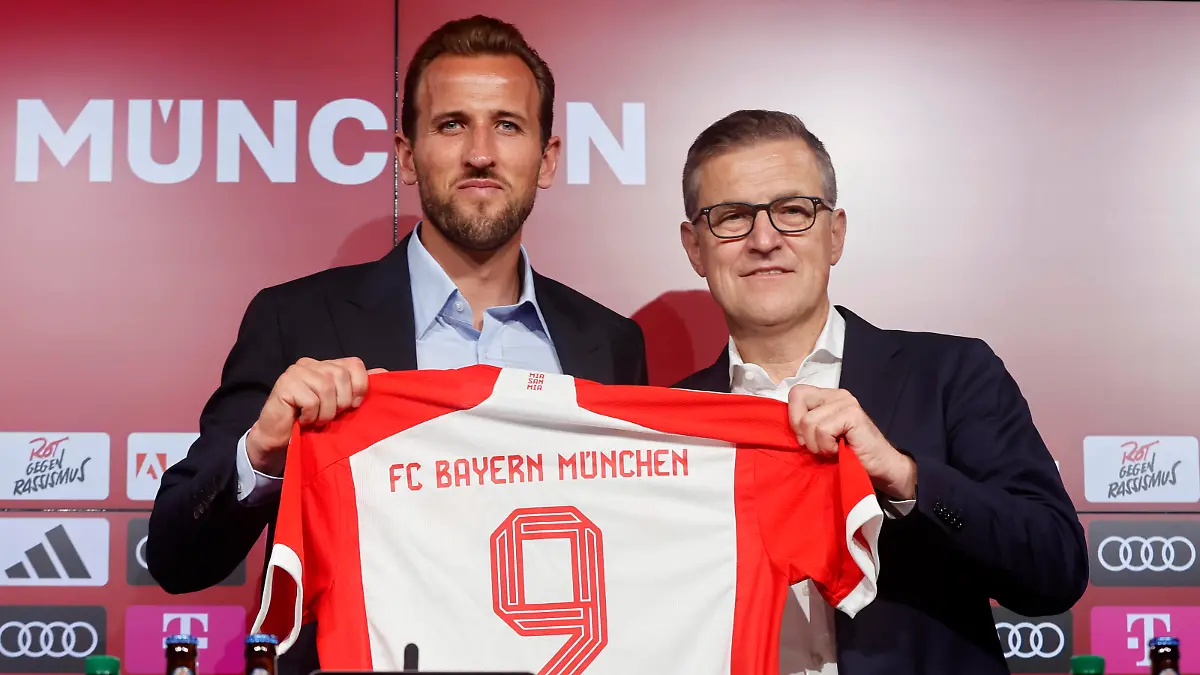 230813 -- MUNICH, Aug. 13, 2023 -- England striker Harry Kane L and Bayern CEO Jan-Christian Dreesen attend a press conference, PK, Pressekonferenz in Munich, Germany, Aug. 13, 2023. Bayern Munich have completed the signing of England international striker Harry Kane from Premier League outfit Tottenham Hotspur. Photo by Philippe Ruiz/Xinhua SPGERMANY-MUNICH-FOOTBALL-BAYERN MUNICH-HARRY KANE FeixLipuluyizi PUBLICATIONxNOTxINxCHN