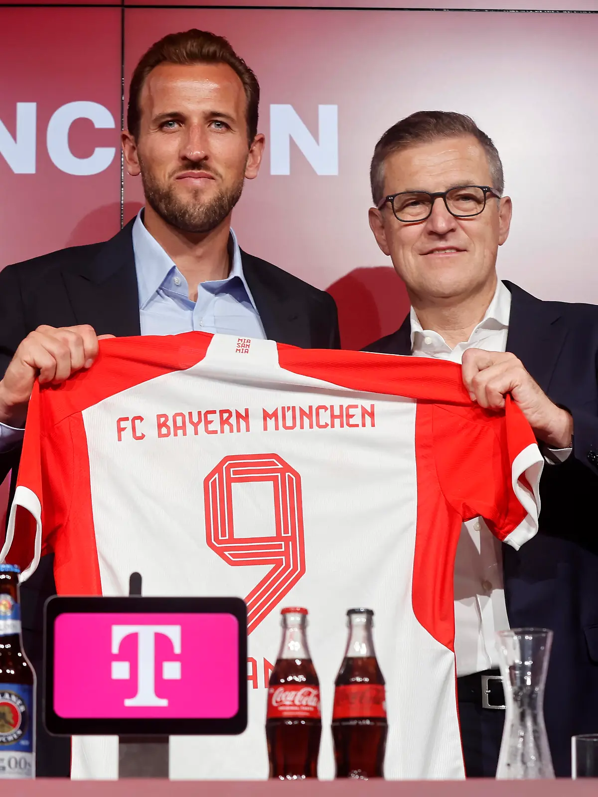 230813 -- MUNICH, Aug. 13, 2023 -- England striker Harry Kane L and Bayern CEO Jan-Christian Dreesen attend a press conference, PK, Pressekonferenz in Munich, Germany, Aug. 13, 2023. Bayern Munich have completed the signing of England international striker Harry Kane from Premier League outfit Tottenham Hotspur. Photo by Philippe Ruiz/Xinhua SPGERMANY-MUNICH-FOOTBALL-BAYERN MUNICH-HARRY KANE FeixLipuluyizi PUBLICATIONxNOTxINxCHN
