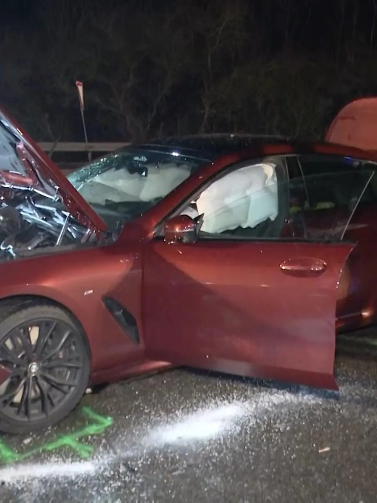 Durch die Irrfahrt eines betrunkenen Geisterfahrers wurde eine Frau im Saarland schwer verletzt. Der Mann krachte mit seinem 850-PS-BMW frontal in den Citroen-Kleinwagen der 35-Jährigen. Er selbst wurde nur leicht verletzt.