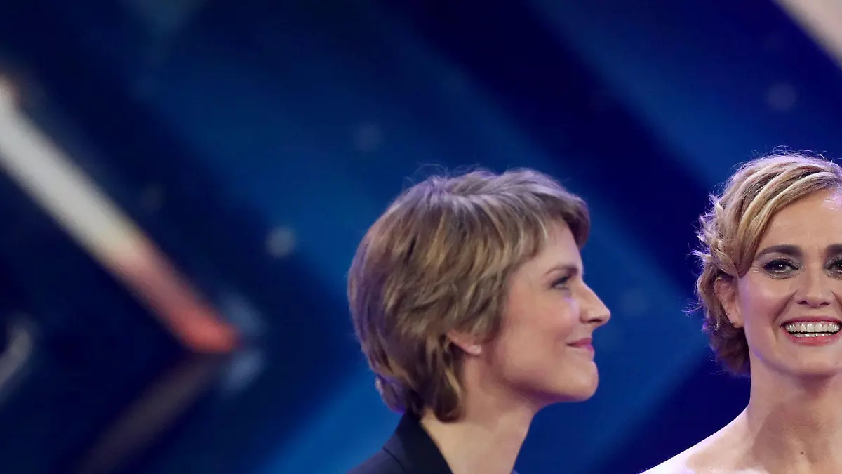 Verleihung 52. Goldene Kamera, am 04.03.2017 in Hamburg: Die TV-Journalisten Marietta Slomka (l-r, ZDF-"heute journal"), Caren Miosga (ARD-"Tagesthemen") und Peter Kloeppel ("RTL Aktuell" werden in der Kategorie "Beste Information" ausgezeichnet. Foto: Christian Charisius/dpa Pool/dpa +++(c) dpa - Bildfunk+++