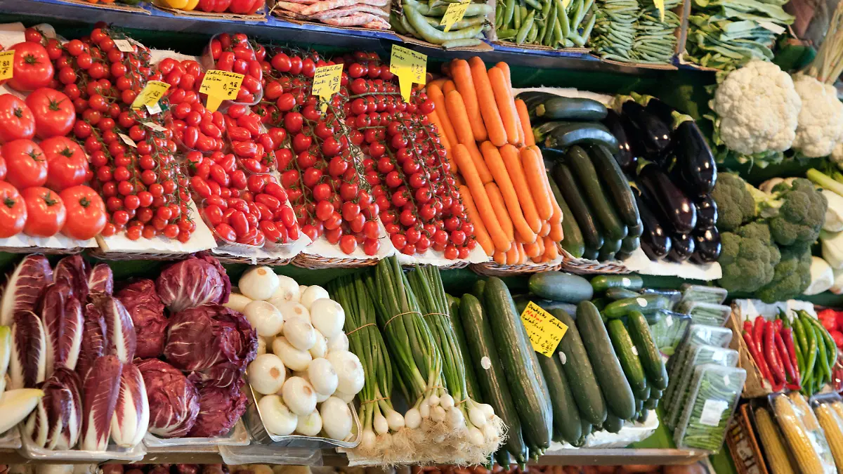 Frisches Gemüse wird am Montag (30.05.2011) in Frankfurt am Main an einem Verkaufsstand angeboten.  Bundesverbraucherministerin Aigner (CSU) bekräftigte am gleichen Tag die Warnung vor dem Verzehr von rohen Gurken, Tomaten und Salat, nachdem der aggressive Darmkeim EHEC bisher zehn Menschen in Deutschland getötet hat. Foto: Frank Rumpenhorst dpa/lhe (zu dpa 0101 und 0451 vom 30.05.2011)  +++(c) dpa - Bildfunk+++