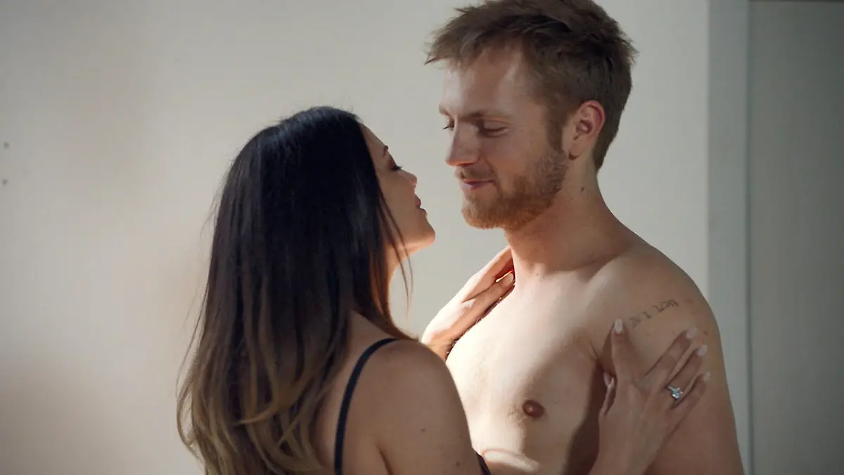 Emily und Paul spüren sich hautnah Erst spitze Zunge, dann zarte Küsse