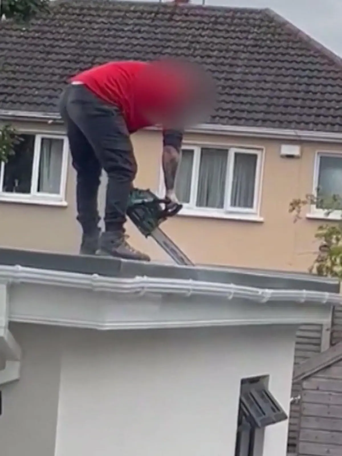 Auf einmal wirft ein Mann seine Kettensäge an und schneidet einfach durch das Dach, auf dem er steht! Der Mann ist offenbar ein Handwerker, der für seine Arbeit nicht bezahlt worden ist. Er soll einem Paar in einem Vorort von Dublin einen Anbau ans Haus gebaut haben - ohne jemals den vereinbarten Lohn dafür zu erhalten.