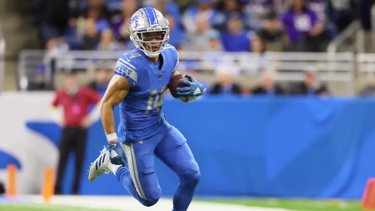 Detroit Lions vs Minnesota Vikings Detroit Lions wide receiver Amon-Ra St. Brown 14 carries the ball for yardage during an NFL, American Football Herren, USA football game between the Detroit Lions and the Minnesota Vikings in Detroit, Michigan USA, on Sunday, December 11, 2022. Detroit Michigan United States PUBLICATIONxNOTxINxFRA Copyright: xAmyxLemusx originalFilename:lemus-detroitl221211_npZge.jpg 