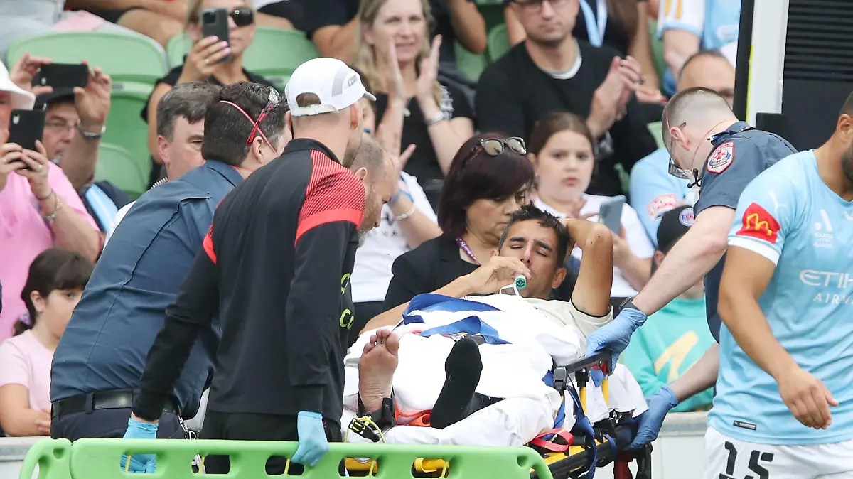 ALEAGUE CITY ADELAIDE, Juande for United is taken away in an ambulance after being injured during the A-League Men s soccer match between Melbourne City and Adelaide United at AAMI Park in Melbourne, Sunday, January 29, 2023. ACHTUNG: NUR REDAKTIONELLE NUTZUNG, KEINE ARCHIVIERUNG UND KEINE BUCHNUTZUNG MELBOURNE VICTORIA AUSTRALIA PUBLICATIONxINxGERxSUIxAUTxONLY Copyright: xDAVIDxCROSLINGx 20230129001757850853