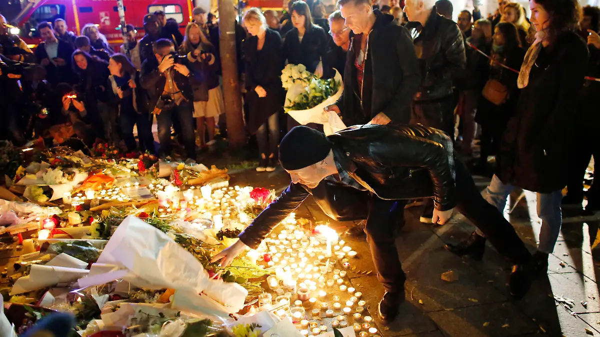 Die Musiker der Rockband U2 legen am 14.11.2015 in der Nähe des Bataclan Theaters in Paris (Frankreich) Blumen nieder. Bei einer Serie von Terroranschlägen am Vortag wurden mindestens 120 Menschen getötet. Foto: Malte Christians/dpa +++(c) dpa - Bildfunk+++