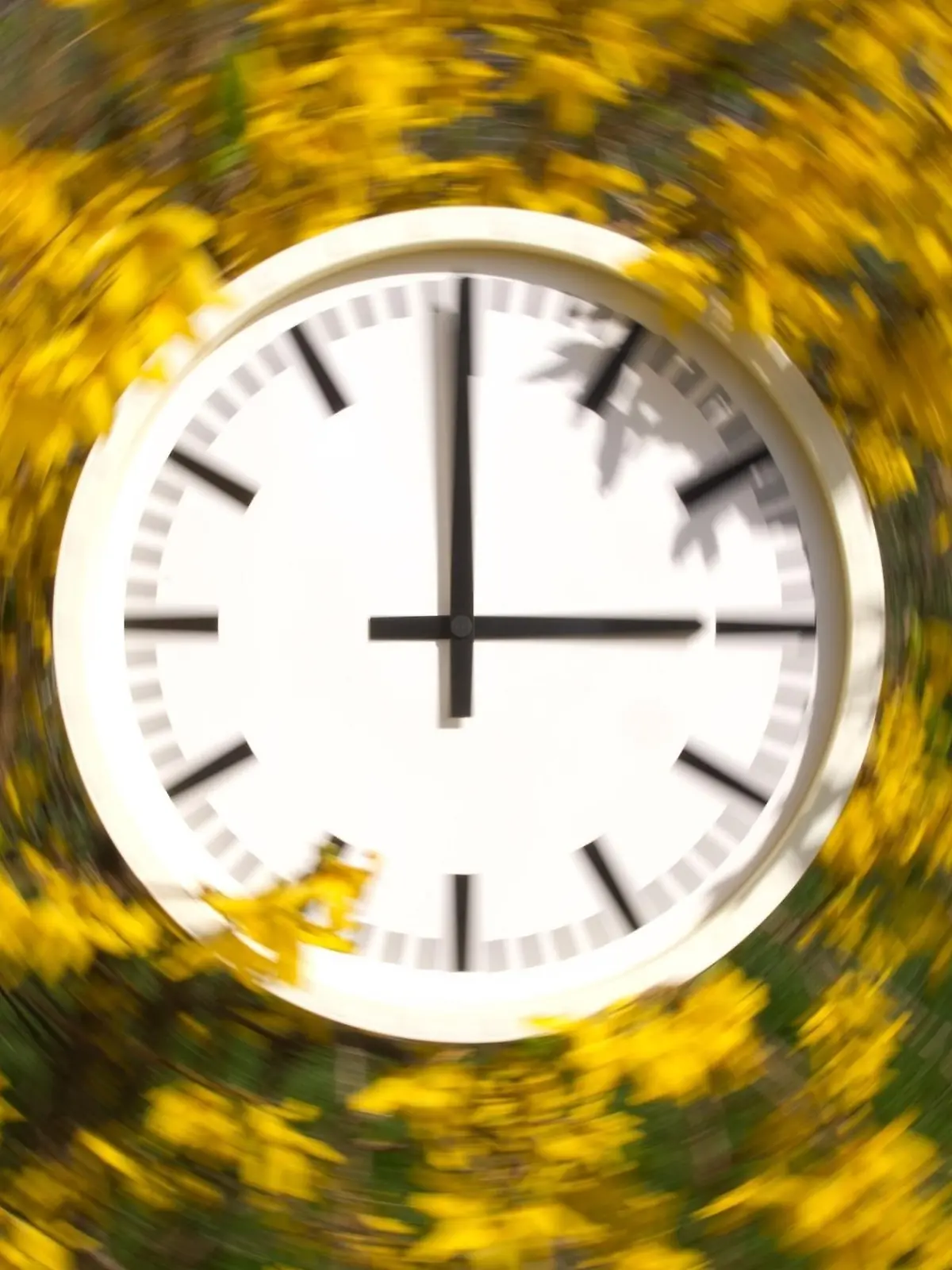 Für viele ist die Zeitumstellung im Frühling und Herbst ein Rätsel. Warum wird die Zeit überhaupt umgestellt und wie kann ich mir merken, ob ich eine Stunde früher aufstehen muss oder länger schlafen kann? Wir verraten euch ein paar Tricks, mit denen ihre euch die Zeitumstellung garantiert merken könnt.