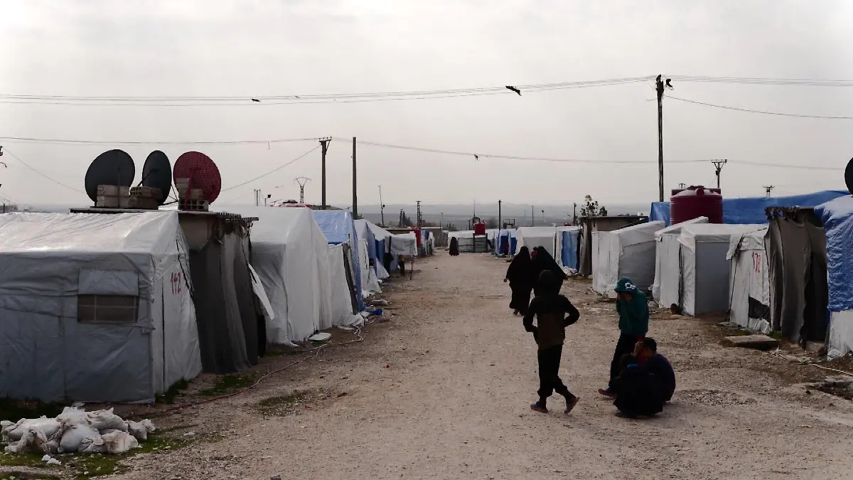 Im Roj-Camp im Norden des Landes - ebenfalls unter kurdischer Kontrolle - reiht sich Zelt an Zelt. Über die Straße laufen vollverschleierte Frauen mit kleinen Kindern an der Hand. Die Kinder sind die größten Opfer der Situation.