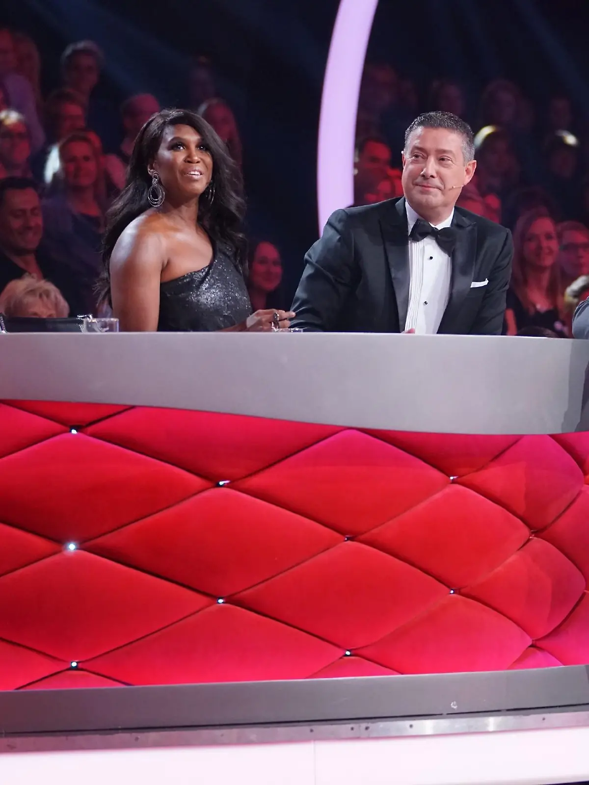 Die Jury: Jorge Gonzalez (l.), Motsi Mabuse und Joachim Llambi mit Moderator Daniel Hartwich      Verwendung der Bilder für Online-Medien ausschließlich mit folgender Verlinkung:"Alle Infos zu "Let´s Dance" im Special bei RTL.de: http://www.rtl.de/cms/sendungen/lets-dance.html