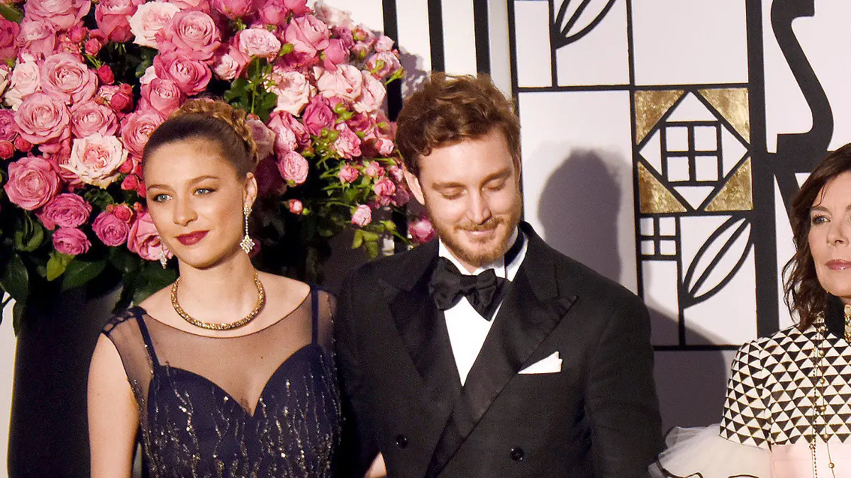 Prinzessin Caroline von Hannover (M), ihr Sohn Pierre Casiraghi und dessen Frau, Gräfin Beatrice Boromeo (l), der deutsche Modedesigner Karl Lagerfeld und Prinzessin Charlotte Casiraghi (r) stehen am 18.03.2017 bei der Ankunft zum Rosenball in Monaco (Monaco) zusammen. Foto: Jean-Pierre Amet/AP/dpa +++(c) dpa - Bildfunk+++