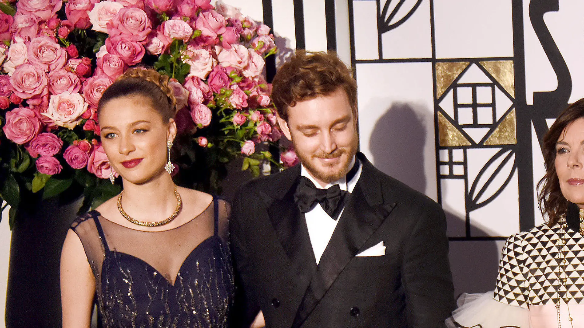 Prinzessin Caroline von Hannover (M), ihr Sohn Pierre Casiraghi und dessen Frau, Gräfin Beatrice Boromeo (l), der deutsche Modedesigner Karl Lagerfeld und Prinzessin Charlotte Casiraghi (r) stehen am 18.03.2017 bei der Ankunft zum Rosenball in Monaco (Monaco) zusammen. Foto: Jean-Pierre Amet/AP/dpa +++(c) dpa - Bildfunk+++