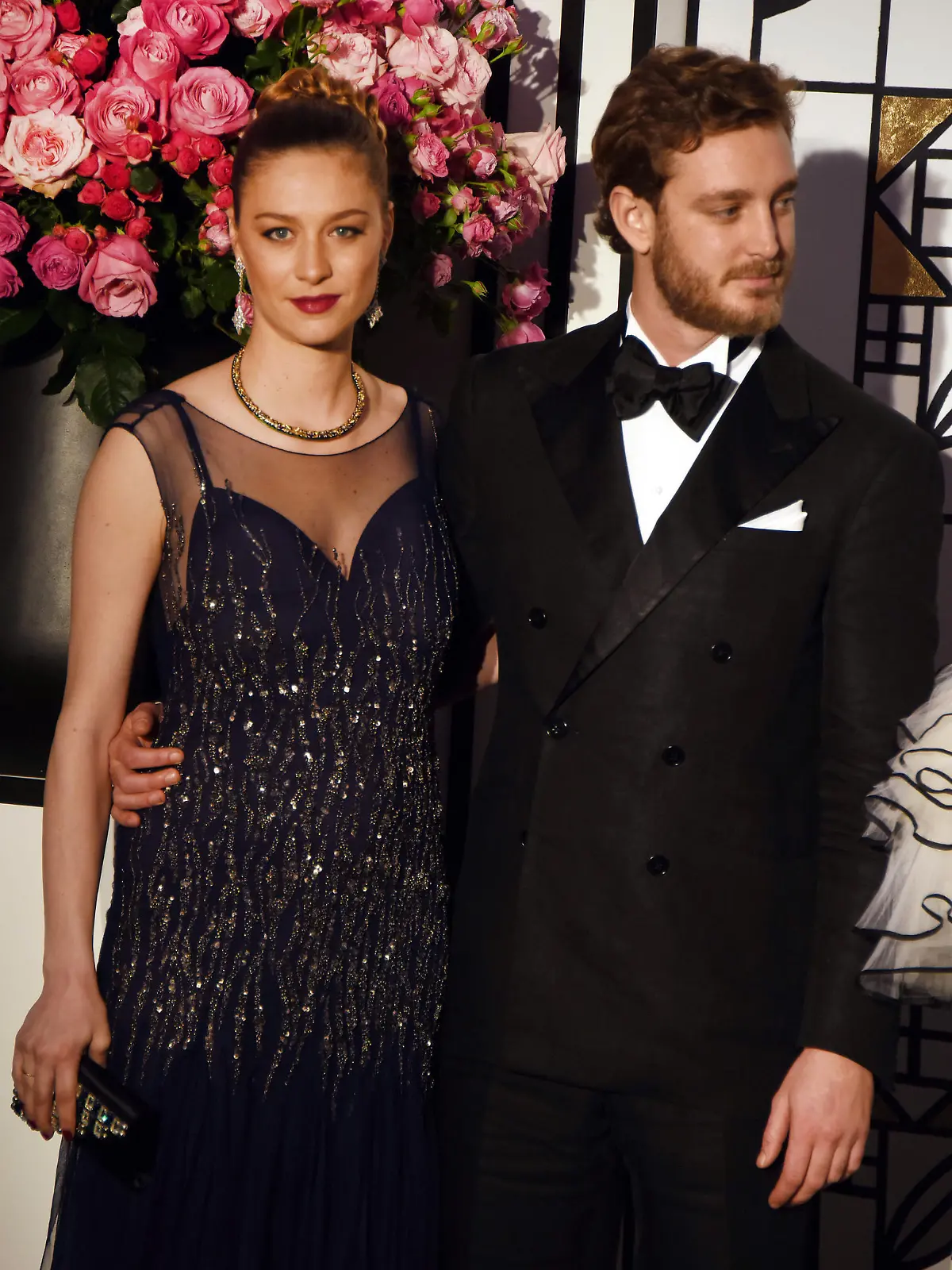 Der Sohn von Prinzessin Caroline, Pierre Casiraghi und dessen Frau, Gräfin Beatrice Boromeo, stehen am 18.03.2017 bei der Ankunft zum Rosenball in Monaco (Monaco) zusammen. Foto: Jean-Pierre Amet/AP/dpa +++(c) dpa - Bildfunk+++