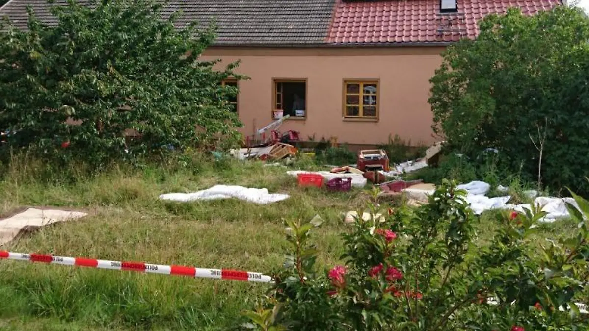 Ermittler der Polizei sichern Spuren nach dem Fund einer Leiche in Alt Rehse. Foto: Winfried Wagner