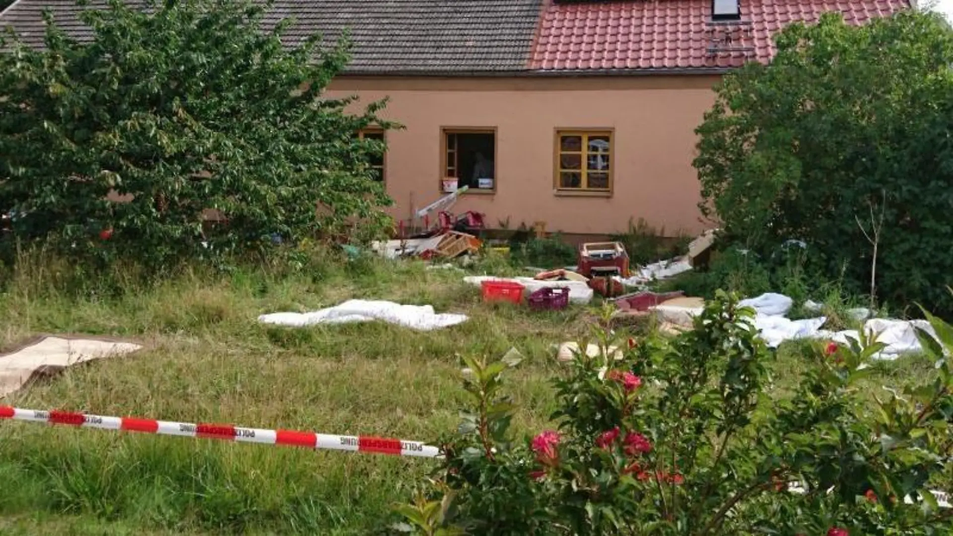 Ermittler der Polizei sichern Spuren nach dem Fund einer Leiche in Alt Rehse. Foto: Winfried Wagner