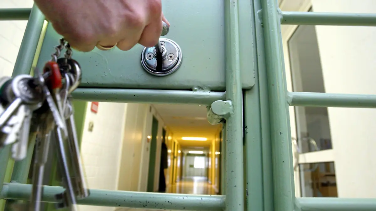 Absperren eines Gefängnistrakts in der JVA-Bayreuth am Mittwoch (03.03.2004). Die Bayreuther JVA ist mit Landsberg am Lech für den Erstvollzug zuständig. Bis hin zu lebenslänglich haben die Rund 700 Strafgefangenen hier abzusitzen. Foto: Marcus Führer dpa