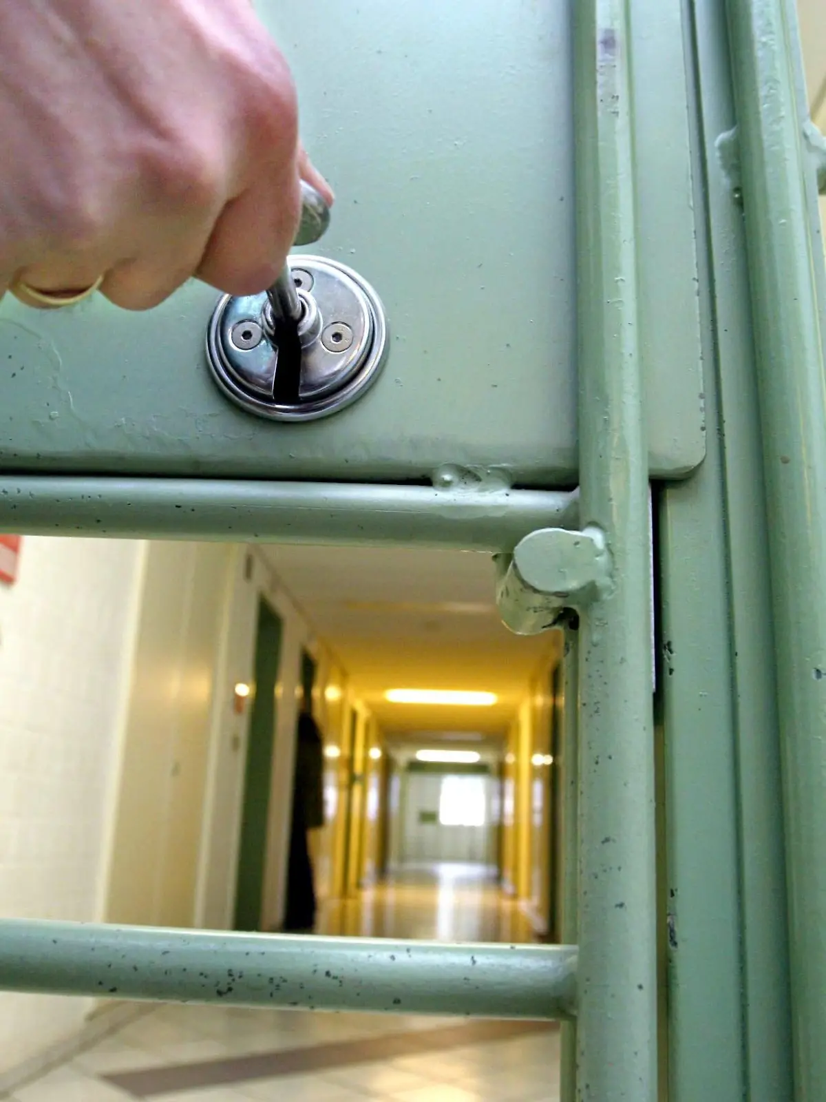 Absperren eines Gefängnistrakts in der JVA-Bayreuth am Mittwoch (03.03.2004). Die Bayreuther JVA ist mit Landsberg am Lech für den Erstvollzug zuständig. Bis hin zu lebenslänglich haben die Rund 700 Strafgefangenen hier abzusitzen. Foto: Marcus Führer dpa