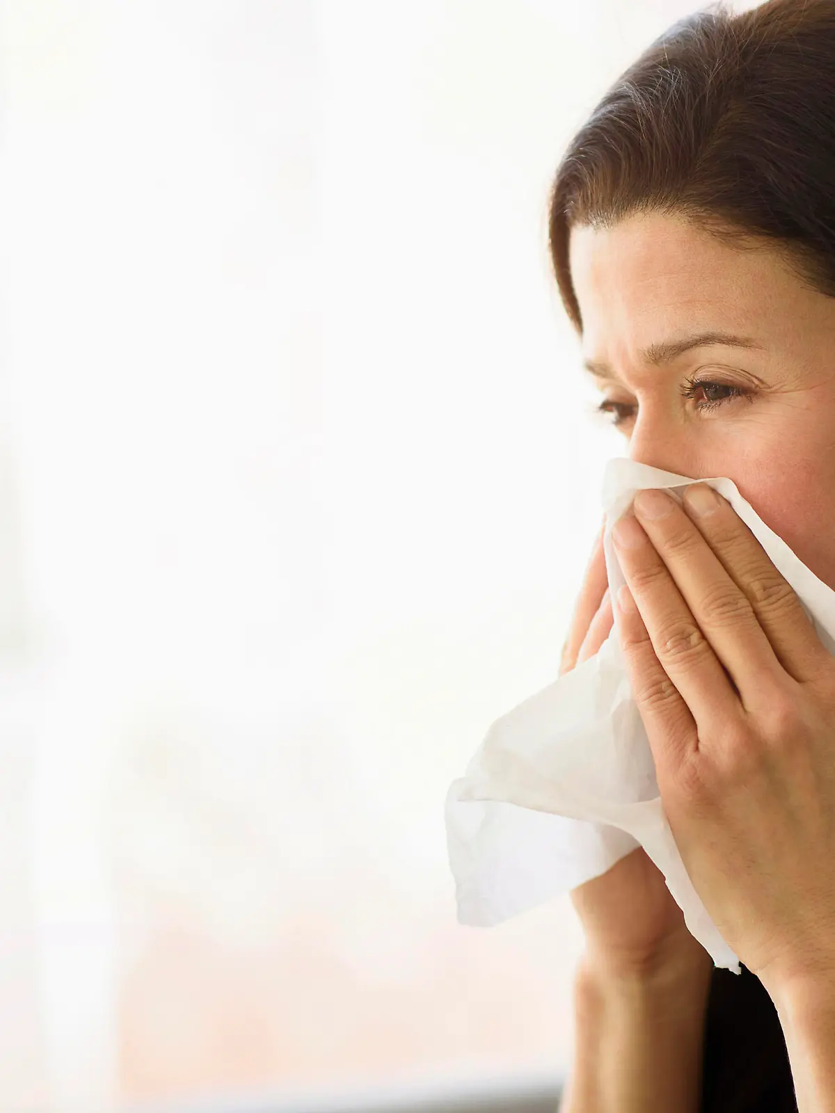 Woman blowing her nose, Frau mit Taschentuch, schneuzen Keine Weitergabe an Drittverwerter.