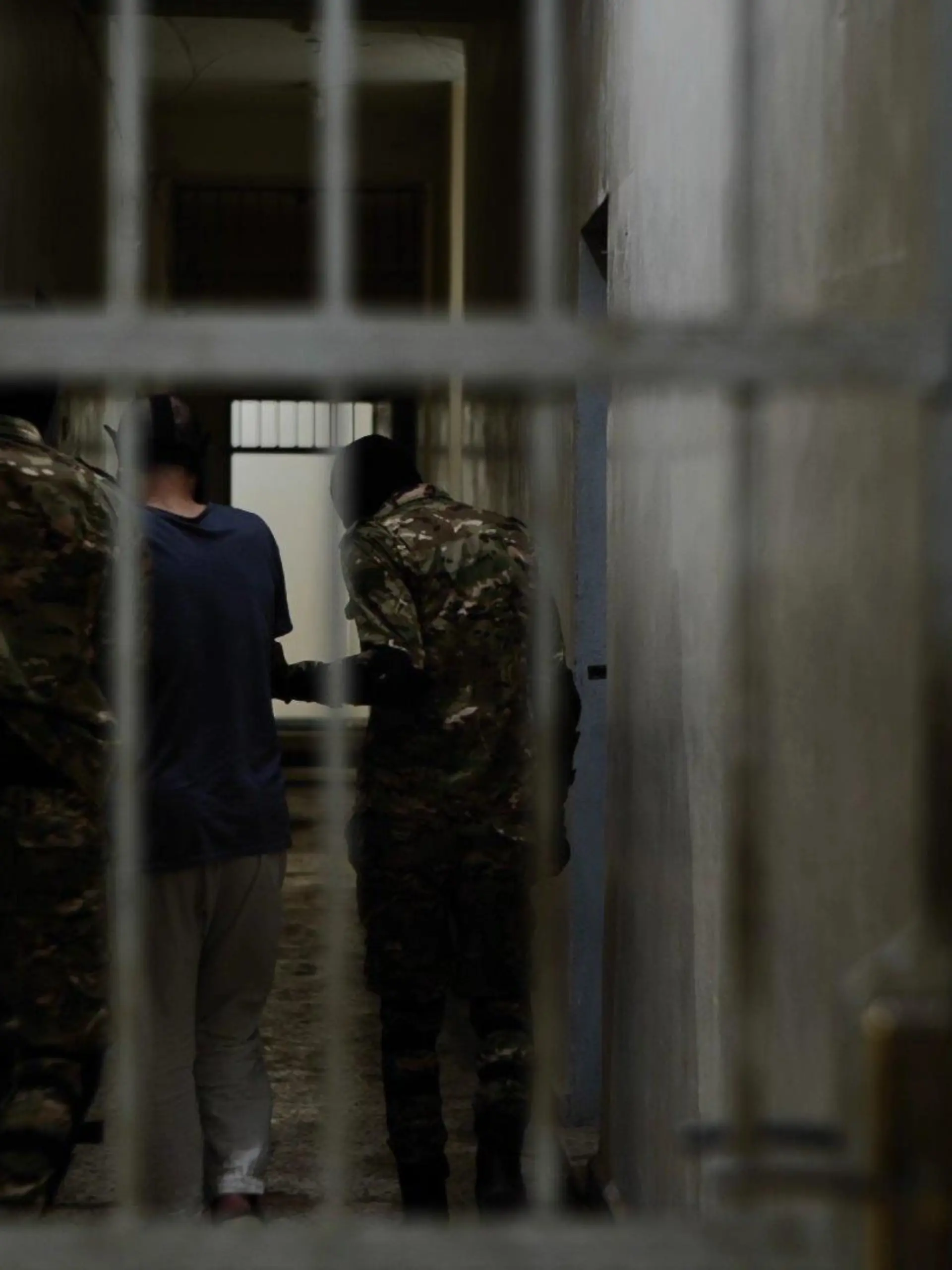 In dem Gweiran-Gefängnis sitzen Soldaten des Islamischen Staates ein, die die kurdischen Kämpfer der SDF (deutsch: Demokratische Kräfte Syriens) nach dem Zusammenbruch der Terrortruppe in Syrien festgenommen haben.