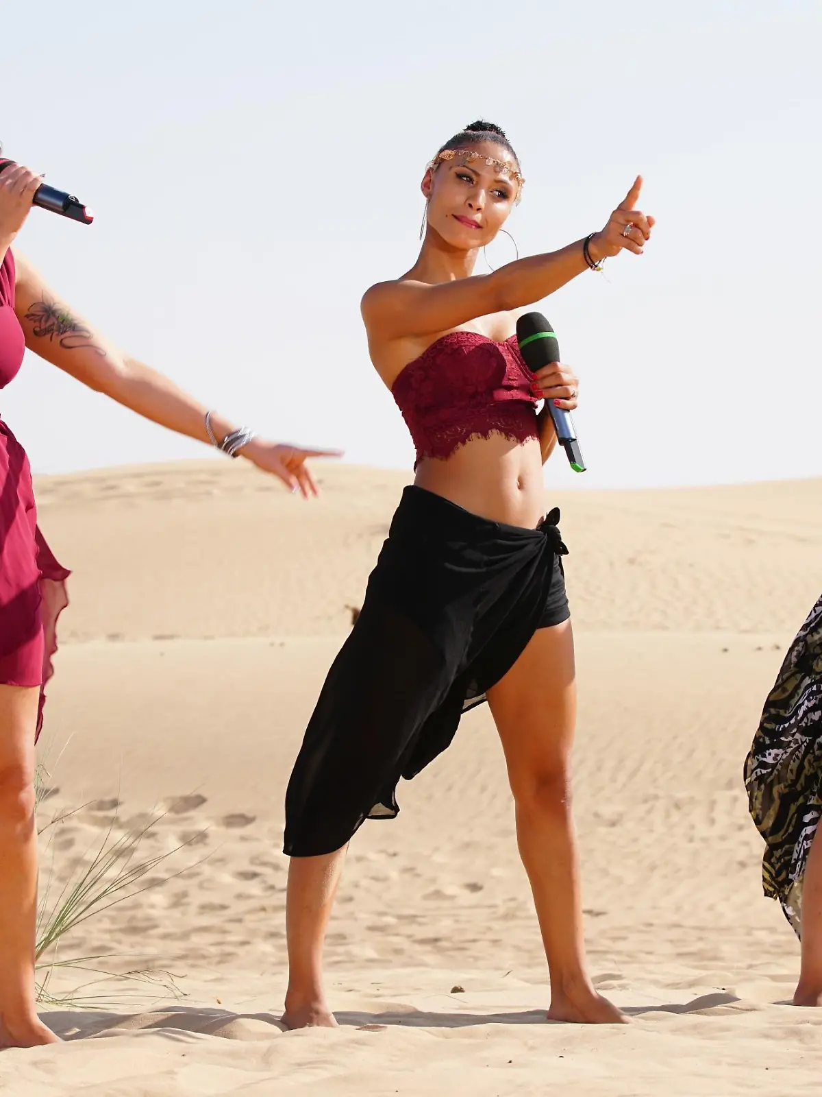 Carolin Bäz-Dölle, Chamelle Moser und Natalie Ehrlich (v.l.) performen am dritten Set des Recalls, mitten in der Wüste von Dubai.