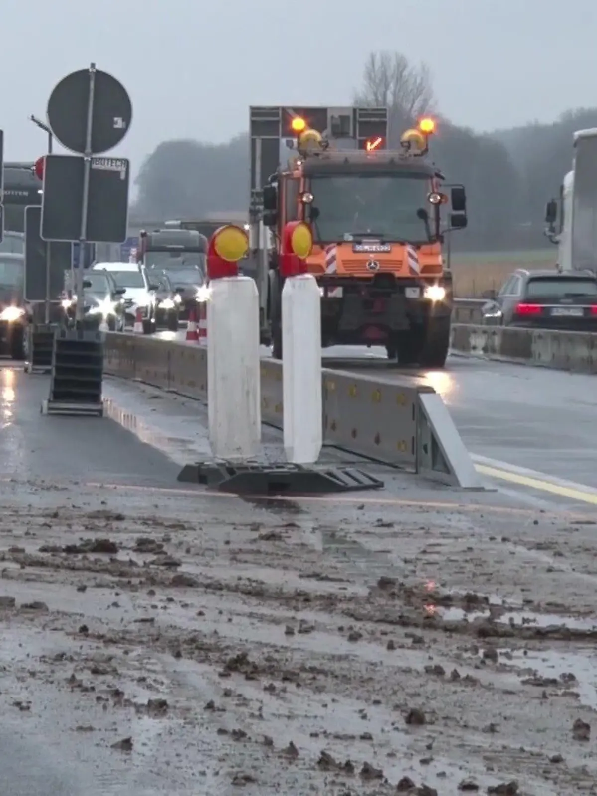 Eine stinkig-schmierige Angelegenheit fand heute Mittag vor, wer auf der A1 bei Neuenkirchen-Vörden unterwegs war.