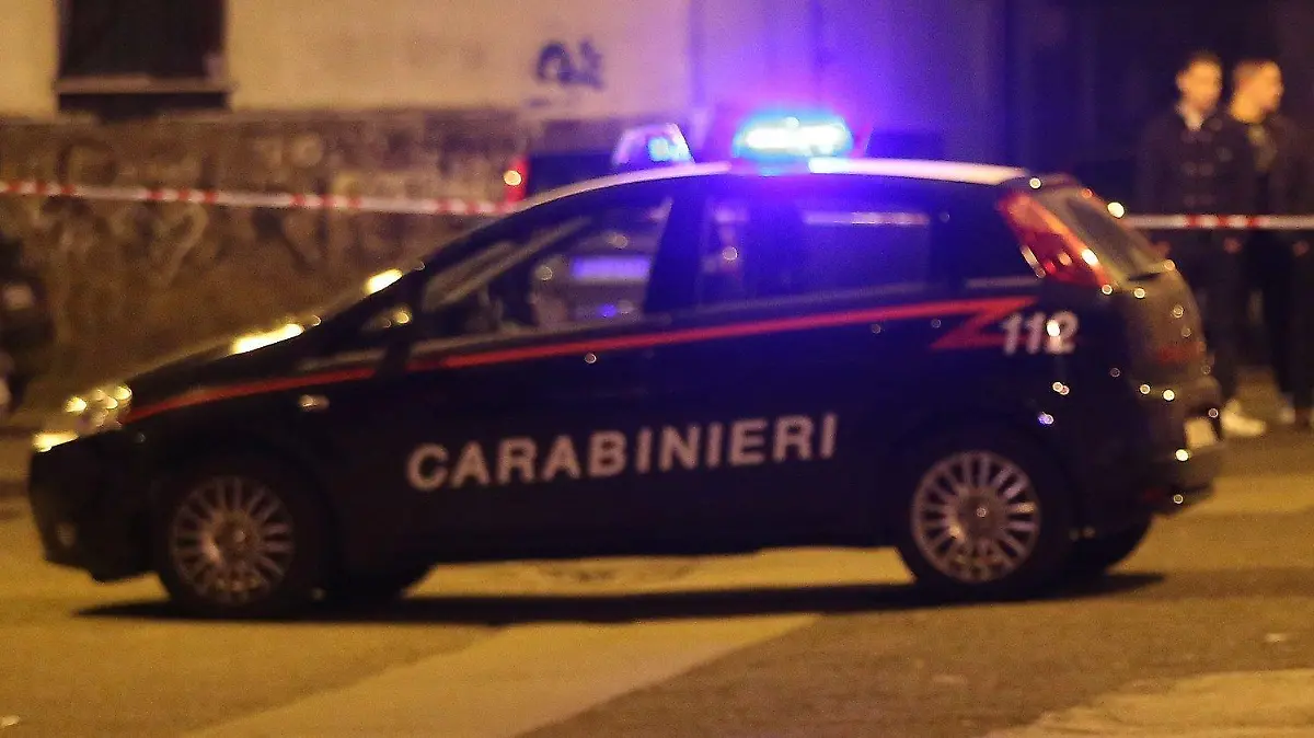 Napoli, 18/11/2015
Cronaca
Agguato nel quartiere Secondigliano di Napoli. Un uomo, ucciso a colpi di pistola. Si tratta di Vincenzo Allocco, pluri pregiudicato di 58 anni, ex affiliato al clan Licciardi.
Sul posto i carabinieri e la scientifica.
Nella foto: il luogo dell'omicidio ed il corpo della vittima a terra.
Italy, Naples - 11/18/2015
Lurking in the Secondigliano district in Naples. A man, who was killed by gunshots. This is Vincent Allocco, multi affected 58 years, former affiliated to the clan Licciardi.
On the spot the police and forensics.
(Photo by Marco Cantile/NurPhoto) | Keine Weitergabe an Wiederverkäufer.