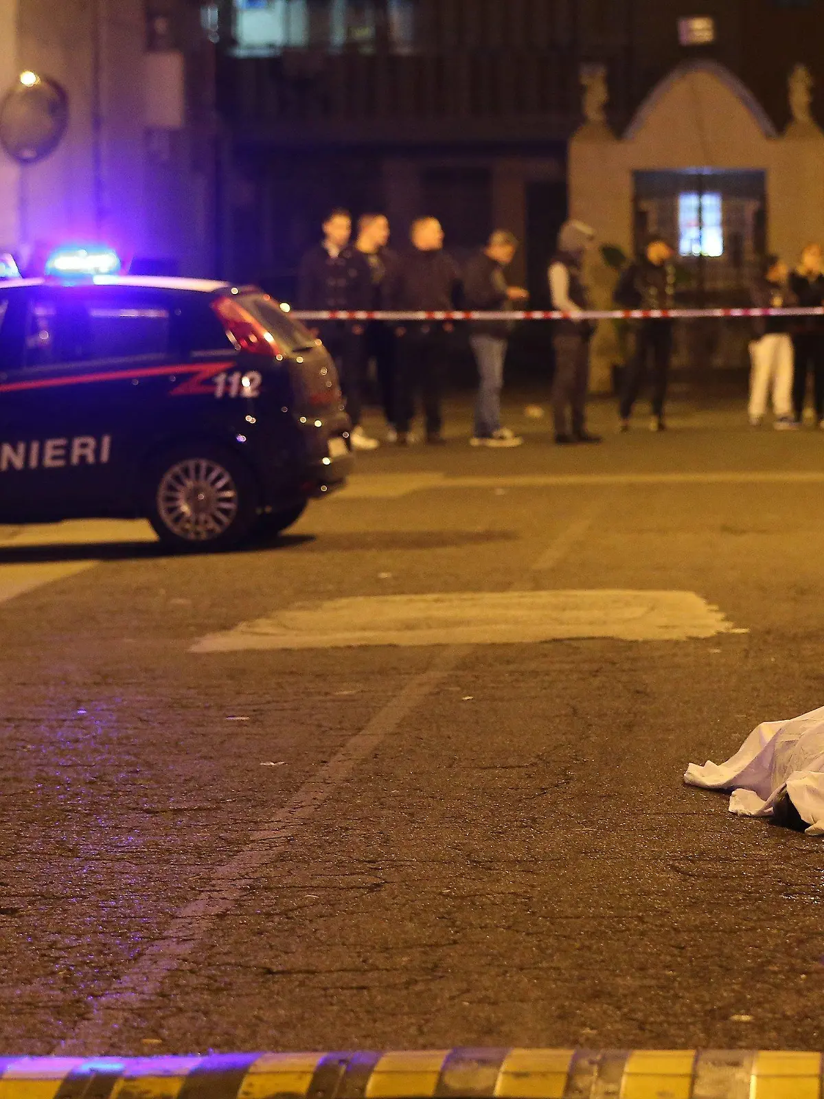 Napoli, 18/11/2015
Cronaca
Agguato nel quartiere Secondigliano di Napoli. Un uomo, ucciso a colpi di pistola. Si tratta di Vincenzo Allocco, pluri pregiudicato di 58 anni, ex affiliato al clan Licciardi.
Sul posto i carabinieri e la scientifica.
Nella foto: il luogo dell'omicidio ed il corpo della vittima a terra.

Italy, Naples - 11/18/2015
Lurking in the Secondigliano district in Naples. A man, who was killed by gunshots. This is Vincent Allocco, multi affected 58 years, former affiliated to the clan Licciardi.
On the spot the police and forensics.
 (Photo by Marco Cantile/NurPhoto) | Keine Weitergabe an Wiederverkäufer.